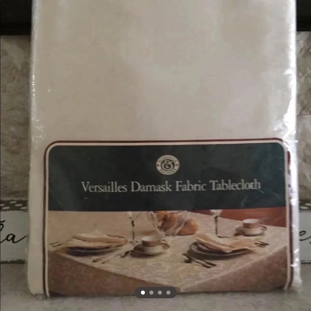 Windsor/Browne Damask Tablecloth..NWT